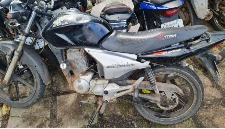 Polícia apreende motocicleta com chassi suprimido e uma pessoa foi conduzida para delegacia